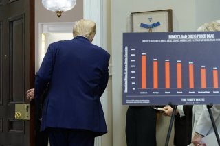 Après un mois de mars record, le déficit commercial des Etats-Unis a été divisé par plus de deux au mois d'avril. Ici, Donald Trump à la Maison Blanche. KEYSTONE/EPA/CHRIS KLEPONIS/ POOL